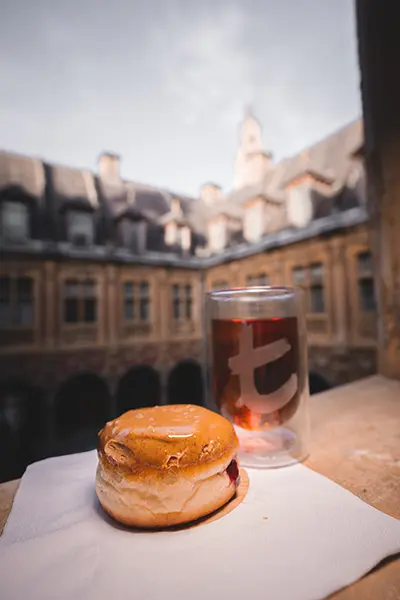 Dégustez en plein coeur de Lille un donut glazed fait artisanalement par les Artisans Donutiers de La Maison du Donut, votre salon de thé et coffeeshop
