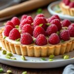 Découvrez la recette facile de la tarte délice framboise et pistache : une pâtisserie gourmande, fruitée et croquante, idéale pour régaler vos proches lors du dessert !